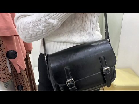 ❤️ Masturbazzjoni pubblika tal-kelba żagħżugħa FeralBerry b'dildo fil-kamra tal-armar ❌ Sess ta' kwalità fil-porn mt.bassaniluigi.ru ❌